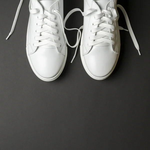 Bílé Kožené Boty Černém Pozadí Bílé Tenisky Bílými Tkaničkami Nové — Stock fotografie