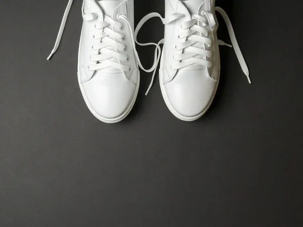 Weiße Lederschuhe Auf Schwarzem Hintergrund Weiße Turnschuhe Mit Weißen Schnürsenkeln — Stockfoto