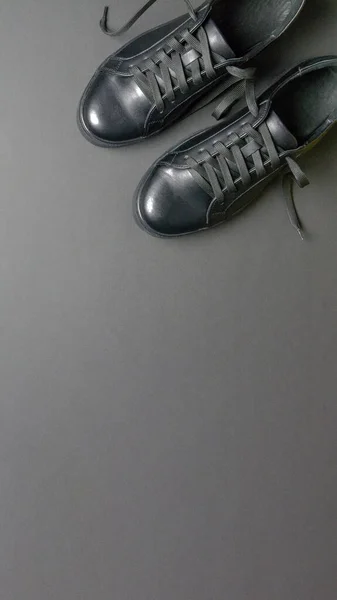 Scarpe Pelle Nera Sfondo Nero Sneakers Nere Con Lacci Bianchi — Foto Stock