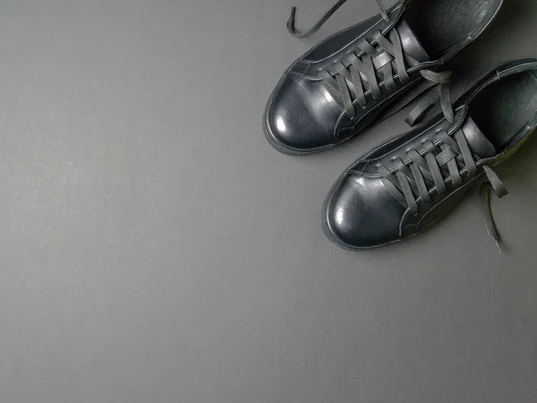 Scarpe Pelle Nera Sfondo Nero Sneakers Nere Con Lacci Bianchi — Foto Stock