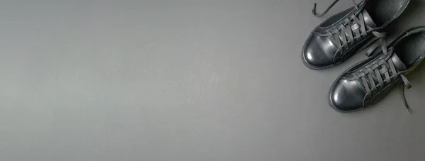 Fekete Bőrcipő Fekete Háttérrel Fekete Tornacipő Fehér Cipőfűzővel Cipő Vízszintes — Stock Fotó
