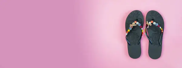 Paar Flip Flops Isoliert Auf Rosa Hintergrund Nahaufnahme Von Strandpantoffeln — Stockfoto