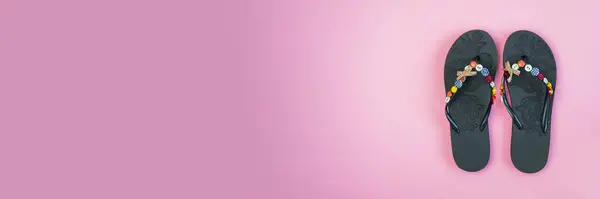 Ζευγάρι Σαγιονάρες Απομονωμένες Ροζ Φόντο Κοντινό Πλάνο Παντόφλες Παραλίας Μελλοντικές — Φωτογραφία Αρχείου