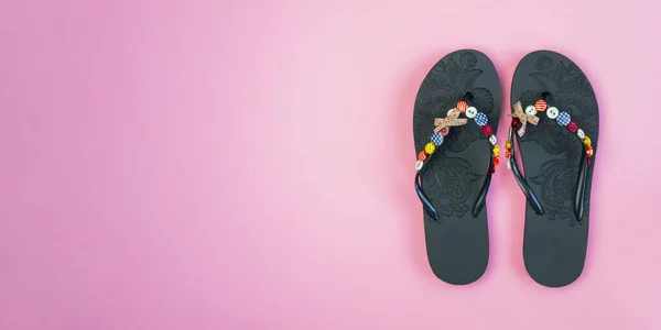Paar Flip Flops Isoliert Auf Rosa Hintergrund Nahaufnahme Von Strandpantoffeln — Stockfoto