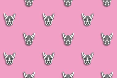 Bir köpek suretinde desen. Pastel mor arka plan. Yatay resim.