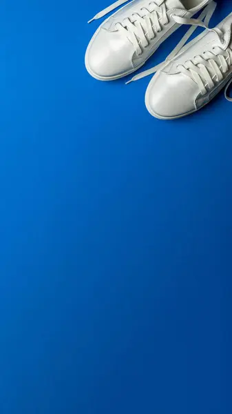 Белая Кожаная Обувь Синем Фоне Белые Кроссовки Белыми Шнурками Новые — стоковое фото