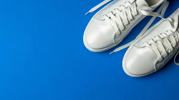 Zapatos Cuero Blanco Sobre Fondo Azul Zapatillas Blancas Con Cordones — Foto de Stock