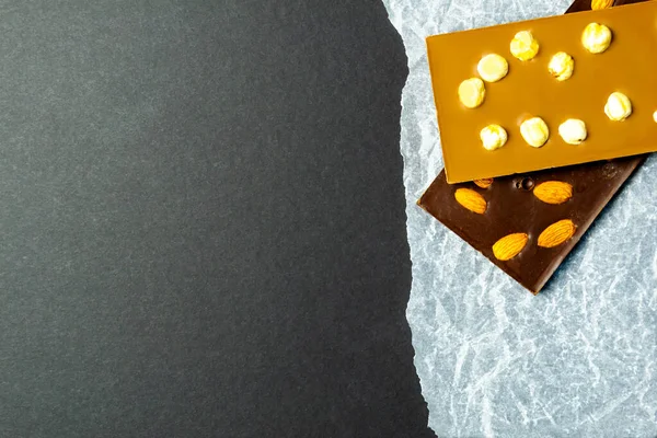 Čokoládová Tyčinka Mandlemi Jahodami Malinami Lískovými Oříšky Papírovém Podkladu Sladkost — Stock fotografie