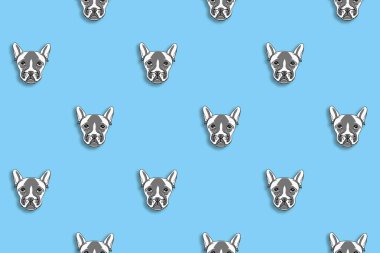 Bir köpek suretinde desen. Pastel mavi arka plan. Yatay resim.