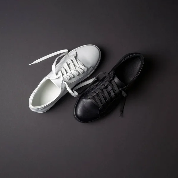 黒の背景に白と黒の革の靴 スニーカーにレースがついてる 新しい靴だ 正方形の画像 — ストック写真