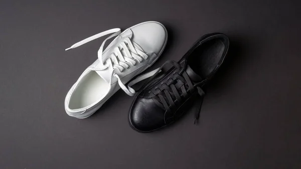 Zapatos Cuero Blanco Negro Sobre Fondo Negro Zapatillas Con Cordones — Foto de Stock