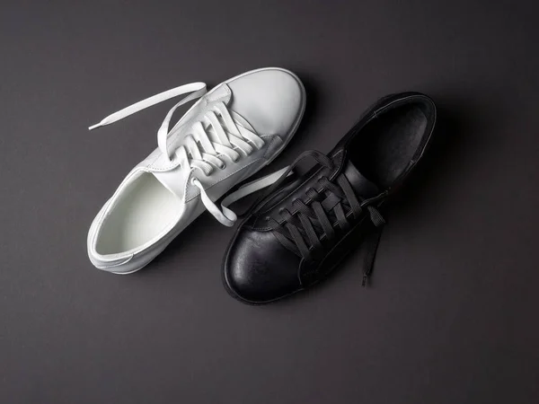 黒の背景に白と黒の革の靴 スニーカーにレースがついてる 新しい靴だ 水平像 — ストック写真