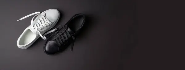Zapatos Cuero Blanco Negro Sobre Fondo Negro Zapatillas Con Cordones — Foto de Stock