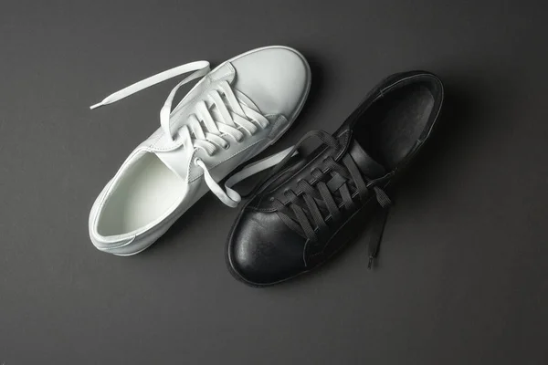 Біле Чорне Шкіряне Взуття Чорному Тлі Кросівки Мереживами Нове Взуття — стокове фото