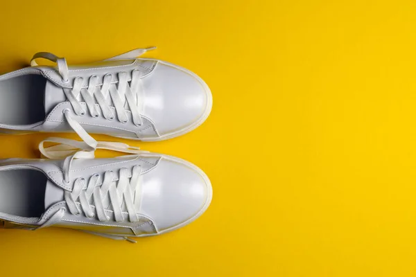 Взуття Білої Шкіри Жовтому Тлі Білі Кросівки Білими Шнурками Нове — стокове фото