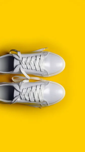 Witte Leren Schoenen Een Gele Achtergrond Witte Sneakers Met Witte — Stockfoto