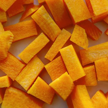 Havuç, yakın plan küp şeklinde kesilmiş. Vitamin seti. Vejetaryen yemeği. Sağlıklı yiyecekler. Kare resim.