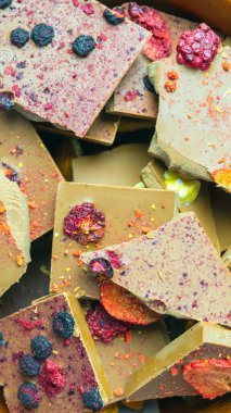 Çilekli çikolatayı yakından çek. Lezzetli bir tatlı. Mutluluğun hormonu. Dikey resim.