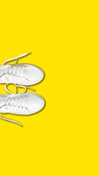 Białe Skórzane Buty Żółtym Tle Białe Trampki Białymi Sznurówkami Nowe — Zdjęcie stockowe
