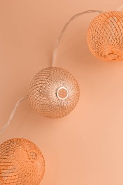 Şeftali Tüylü masa üzerinde metalik toplarla yakın plan Noel çelengi - 2024 yılının rengi.