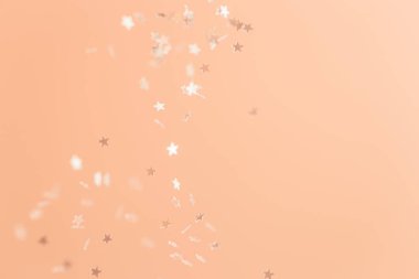 Peach Fuzz renginde kayan yıldız parıltısıyla soyut minimalist arkaplan - 2024 yılının rengi.