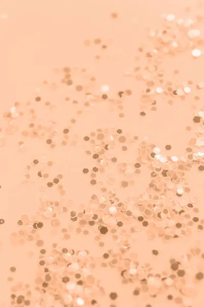 Sfondo Minimalista Festivo Con Glitter Sul Tavolo Colorato Peach Fuzz Foto Stock