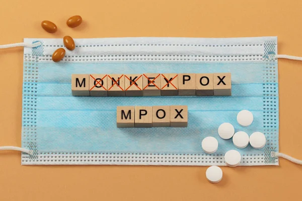 Orden Monkeypox Och Mpox Läggs Med Träkuber Kirurgisk Ansiktsmask Bokstäverna — Stockfoto
