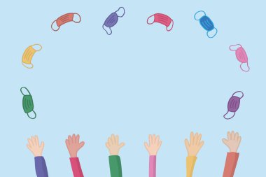 Eller yüz maskelerini atıyor. Covid-19 salgınından dolayı kısıtlamalar sona erdi. Gökyüzü zeminine karşı renkli, düz stil. Ortadaki metin için boş alan.  