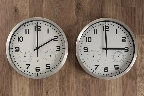 两个钟 一个显示两点钟 另一个显示三点钟 时间变化的象征 白昼节省时间 手朝前移动 — 图库照片