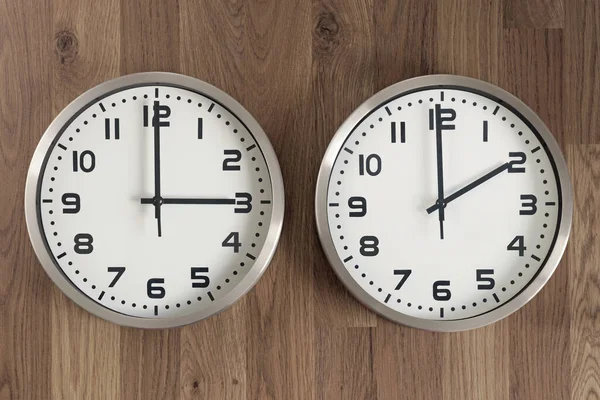 两个钟 一个显示三点钟 另一个显示两点钟 时间变化的象征 在秋天把双手向后移到正常时间 — 图库照片