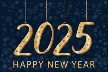 2025 numaralı altın sarısı, koyu mavi arka planda bokeh efektli bir Noel süsü olarak asılı. Mutlu yıllar tebrik kartı. Bayram tasarımı, mevsimlik selamlar ve kutlamalar.