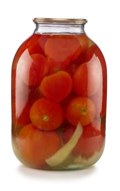 Salamura domateslerle dolu, tuzlu suyla korunmuş, stüdyo ışıklarında beyaz bir arka planda izole edilmiş bir kavanoz..