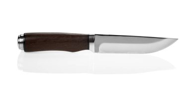 Profesyonel stüdyo resmi, beyaz arka planda izole edilmiş ahşap saplı geleneksel bir avcı bıçağı..