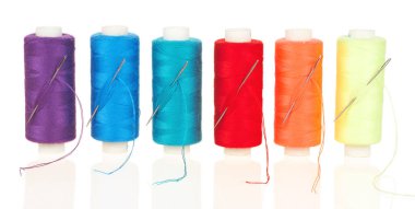 Renkli dikiş ipliği makaraları beyaz arka planda izole edilmiş, el işi dersleri ve tekstil tasarım projeleri için mükemmel.