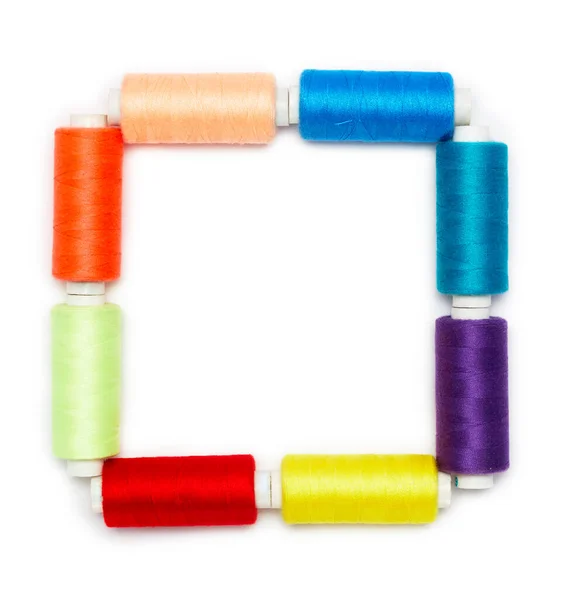 Разноцветные Нити Изложенным Круге Изолированные Белом Фоне — стоковое фото