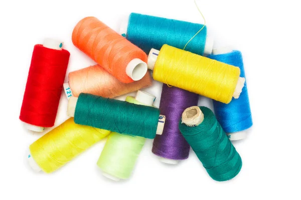 Ein Haufen Von Spulen Mit Farbe Threads Die Isoliert Auf — Stockfoto