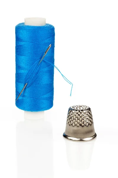 Spoel Met Blauwe Draad Naald Vingerhoed Geïsoleerd Witte Achtergrond — Stockfoto