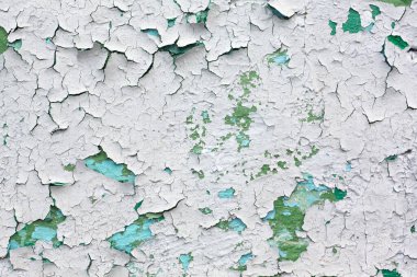 Yaşlanmış duvar yüzeyinde ciddi çatlaklar ve boya katmanları görülüyor. Sıkıntılı bir grunge dokusu yaratıyor..