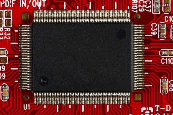 芯片被焊接在主板上的红色 — 图库照片