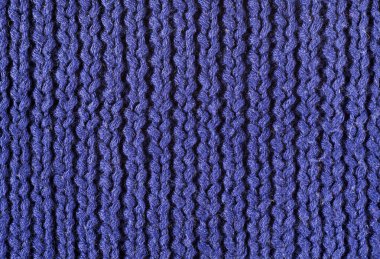 Mor örülmüş yün kazak deseni, karmaşık dikişler ve kumaş desenleri gösteriyor. Moda tasarımı ve tekstil kavramları için ideal..