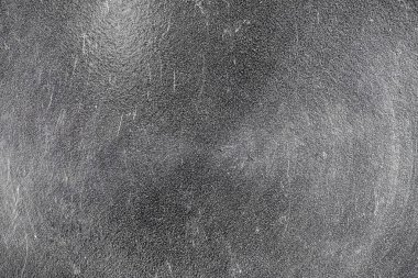 Düzensiz çizgiler ve noktalarla monokrom yüzeyinin yakın görüntüsü çapraz desenli desen oluşturuyor, derinlik ve boyut yaratıyor.