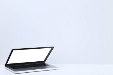 Gri arkaplanda dizüstü bilgisayar