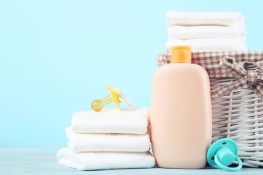 Bebek bezleri ve mavi arka planda emzikler.