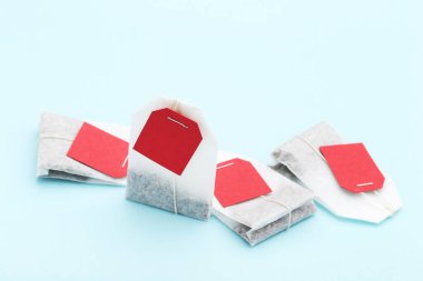 Mavi arka planda çay poşetleri