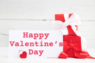 Hediye kutuları ve mesajlar Ahşap zemin üzerinde Mutlu Sevgililer Günleri