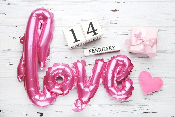 Μπαλόνι Σχήμα Λέξης Αγάπη Υφασμάτινη Καρδιά Κουτί Δώρου Και Κύβους — Φωτογραφία Αρχείου