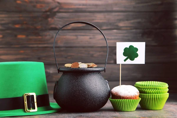 Pot Coins Patrick Hat Cupcake Flag Picture Clover Wooden Background — Stock Photo, Image