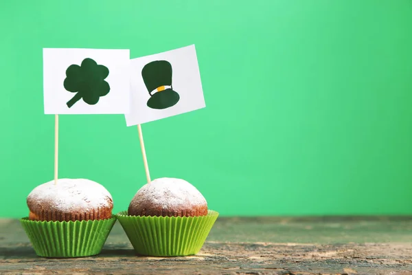 Cupcakes Vlaggen Met Afbeelding Van Hoed Klaverblad Groene Achtergrond — Stockfoto