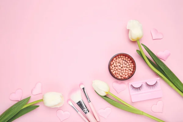 Flowers Tulip Makeup Brushes Blush Eyelash Pink Background lizenzfreie Stockfotos