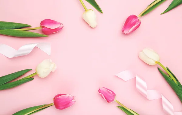 Flores Tulipanes Cintas Espacio Para Texto Sobre Fondo Rosa Fotos De Stock
